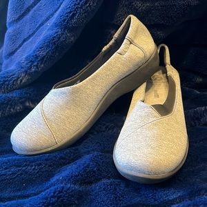 CLARKS. CLOUDSTOPPERS. SOFT CUSHION FOOTBED. FABRIC MATERIAL. GRAY W/BLACK